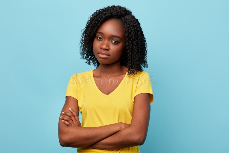A jovem mulher frustrante triste irritada vestiu ocasionalmente o mantimento dos braços dobrados fotos de stock A jovem mulher frustrante triste irritada vestiu ocasionalmente o mantimento dos braços dobrados fotos de stock