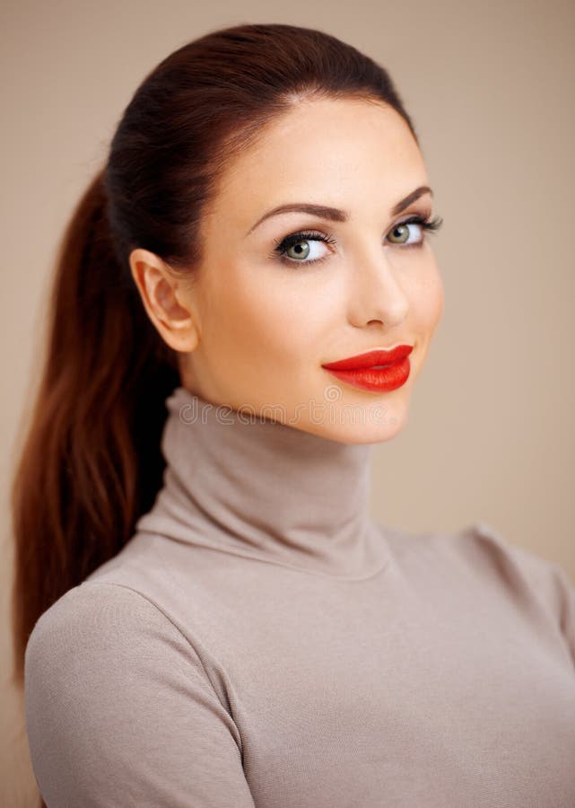 Jovem mulher glamoroso bonita imagem de stock Jovem mulher glamoroso bonita imagem de stock