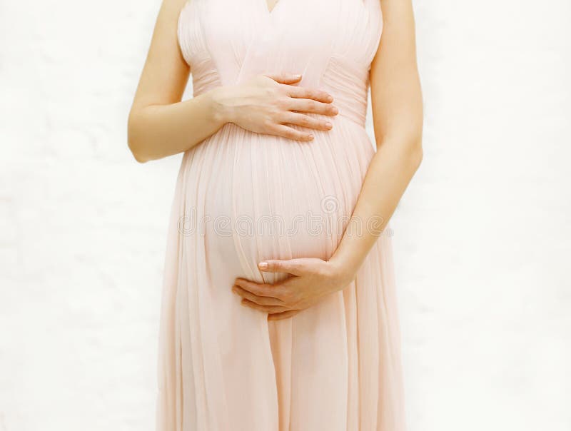Jovem mulher grávida bonita no vestido delicado fotografia de stock Jovem mulher grávida bonita no vestido delicado fotografia de stock