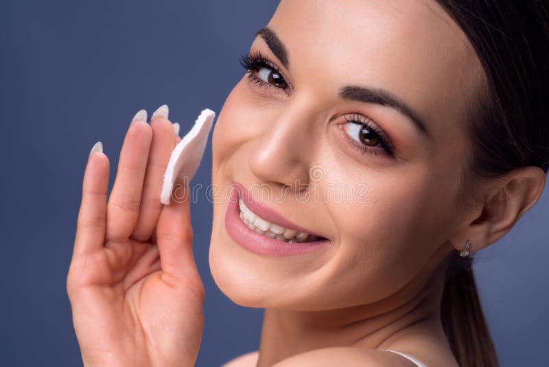 A jovem mulher importa-se com o abrandamento da pele da cara, lazer, pescoço, innoc fotos de stock A jovem mulher importa-se com o abrandamento da pele da cara, lazer, pescoço, innoc fotos de stock