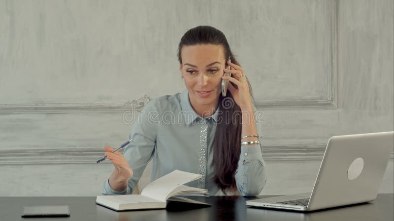 Jovem mulher irritada que grita no telefone Negativo