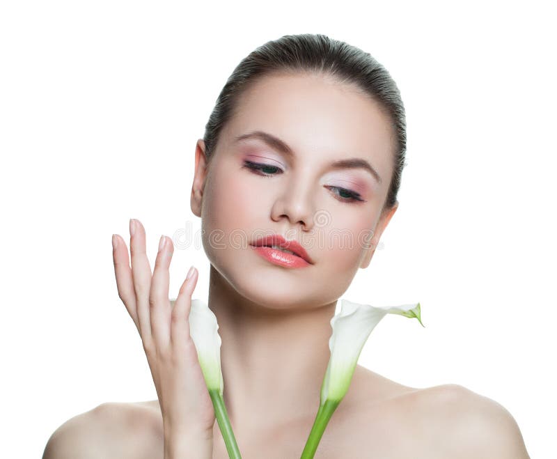 Jovem mulher isolada com flores brancas Conceito facial do tratamento, da cosmetologia, da beleza, do skincare e dos termas imagem de stock Jovem mulher isolada com flores brancas Conceito facial do tratamento, da cosmetologia, da beleza, do skincare e dos termas imagem de stock
