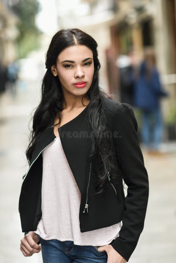 Mulher Que Veste a Camisa Transparente E O Sutiã Preto Foto de Stock -  Imagem de sensualidade, corpo: 41103650