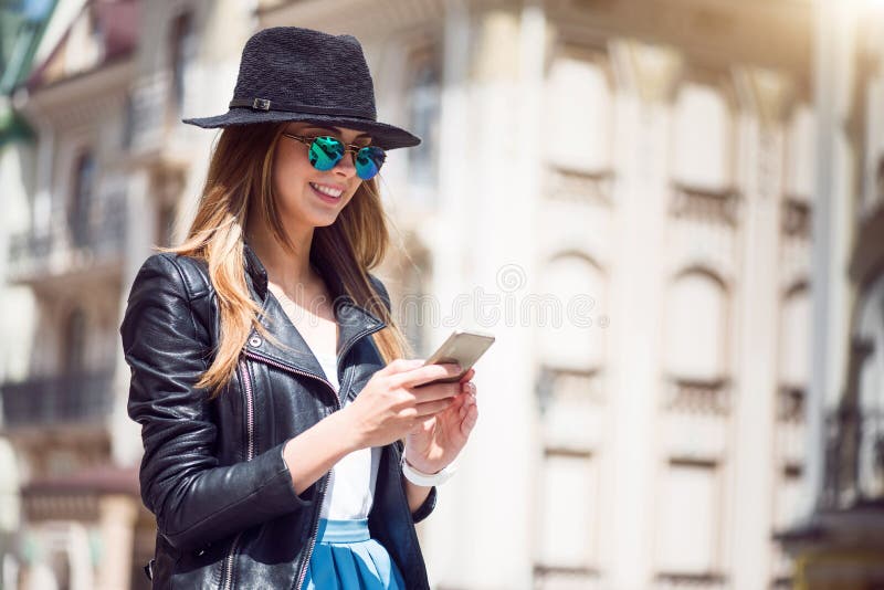 Jovem mulher moderna em uma cidade grande foto de stock Jovem mulher moderna em uma cidade grande foto de stock