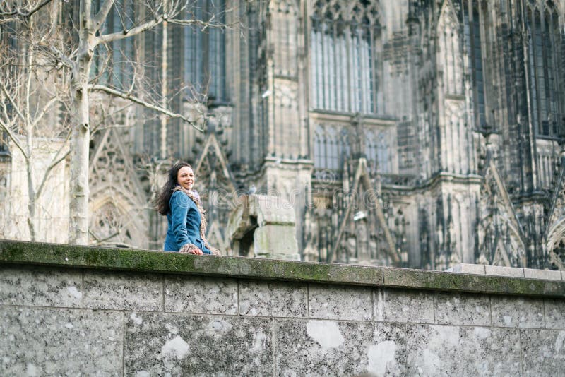 Jovem mulher na catedral do ` s de Front Of Cologne fotografia de stock