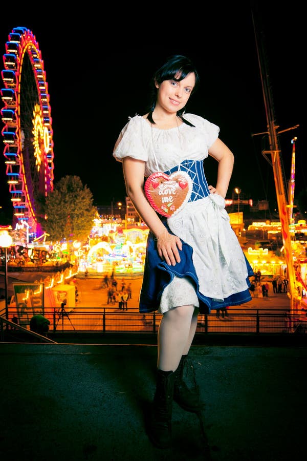 Jovem mulher no Cannstatter Wasen fotografia de stock royalty free