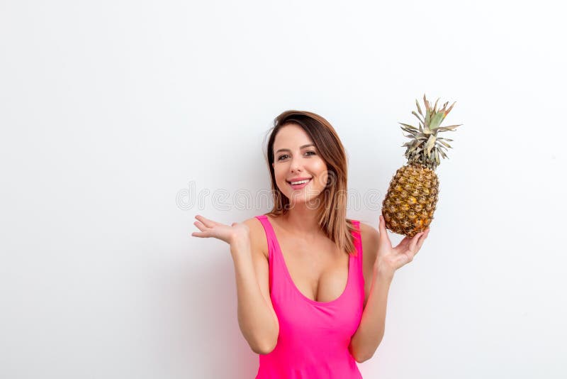 Jovem mulher no roupa de banho com abacaxi fotografia de stock Jovem mulher no roupa de banho com abacaxi fotografia de stock