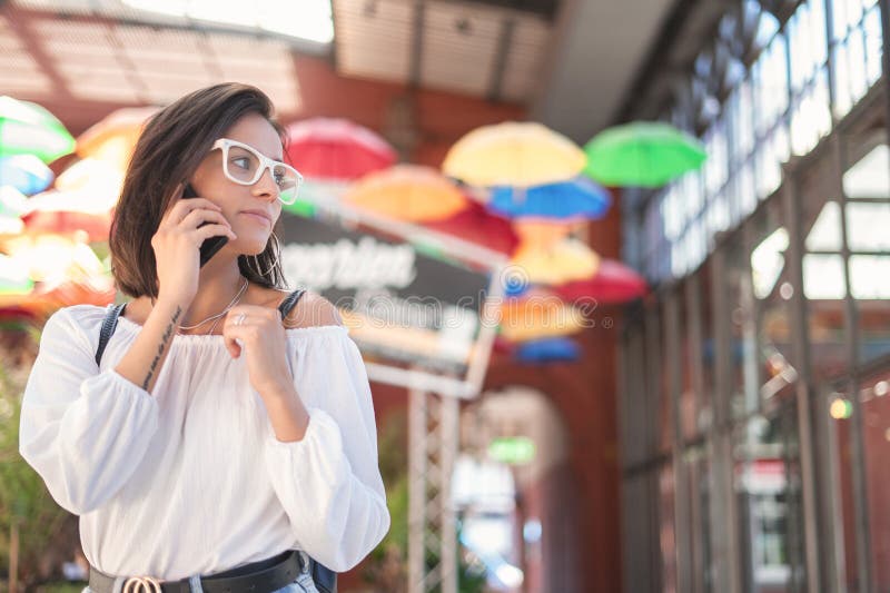 Jovem mulher no smartphone que olha ao lado fotografia de stock Jovem mulher no smartphone que olha ao lado fotografia de stock
