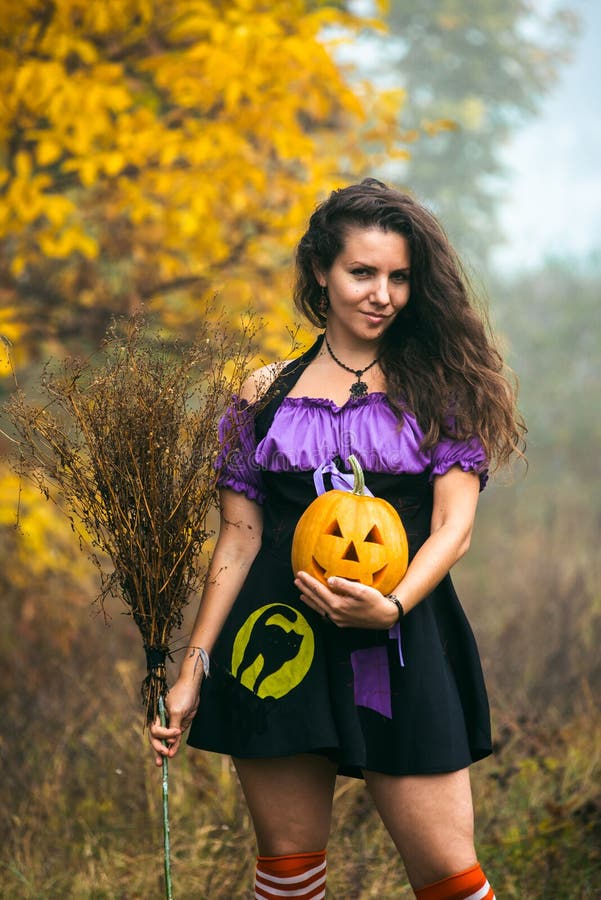 Jovem Mulher Bonita Como a Bruxa Do Dia Das Bruxas Foto de Stock - Imagem  de outubro, outono: 58848532