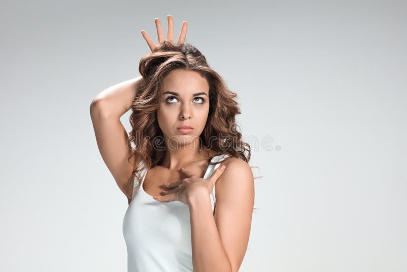 Jovem mulher orgulhosa narcisística considerável imagem de stock royalty free Jovem mulher orgulhosa narcisística considerável imagem de stock royalty free