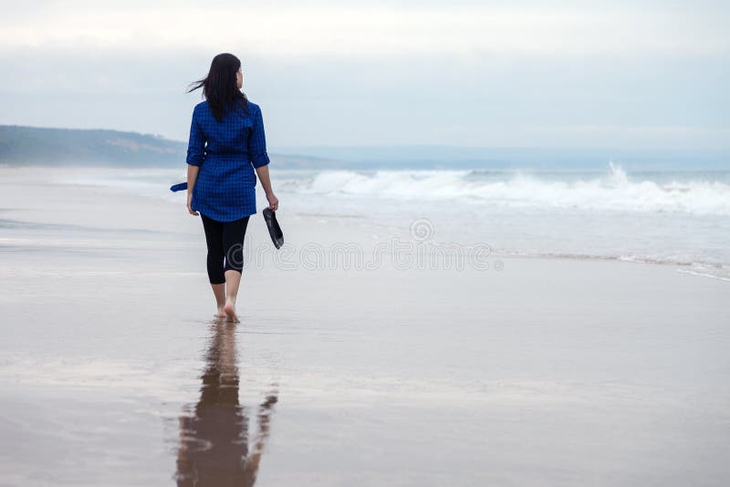 Perfil Uma Mulher Triste Silhueta Reclamando Livre Praia fotos, imagens de  © PheelingsMedia #421510110