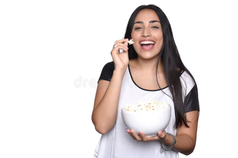 Jovem mulher que come a pipoca fotos de stock royalty free Jovem mulher que come a pipoca fotos de stock royalty free