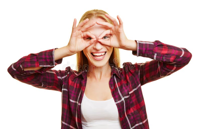 Jovem mulher que guarda os dedos na frente de seus olhos foto de stock royalty free Jovem mulher que guarda os dedos na frente de seus olhos foto de stock royalty free