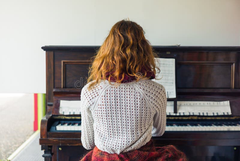 Entrega O Jogo Do Piano Ao Ler Folhas De Música Foto de Stock - Imagem de  chaves, executor: 113132772