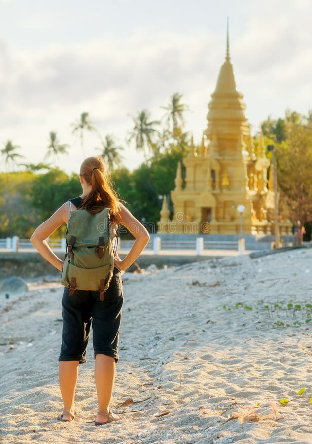 Jovem mulher que olha o pagode dourado. Caminhada em Ásia foto de stock Jovem mulher que olha o pagode dourado. Caminhada em Ásia foto de stock