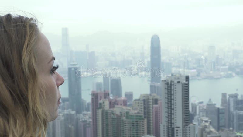 Jovem mulher que olha o panorama da cidade de Hong Kong de Victoria máxima Vista panorâmica de observação da mulher caucasiano do video estoque Jovem mulher que olha o panorama da cidade de Hong Kong de Victoria máxima Vista panorâmica de observação da mulher caucasiano do video estoque