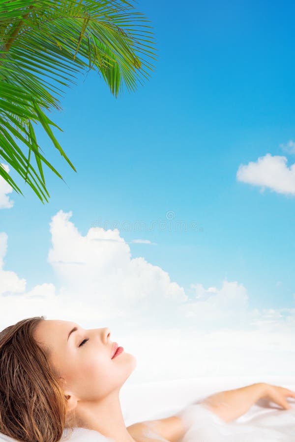 Jovem mulher que relaxa na banheira em termas tropicais fotografia de stock royalty free Jovem mulher que relaxa na banheira em termas tropicais fotografia de stock royalty free