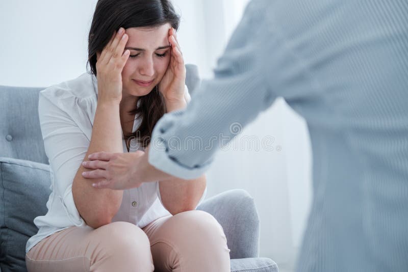 Jovem mulher que sofre da depressão que grita em seu ` s do terapeuta foto de stock Jovem mulher que sofre da depressão que grita em seu ` s do terapeuta foto de stock