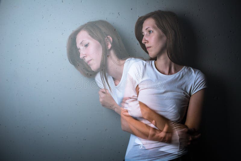 Jovem mulher que sofre de uma depressão/ansiedade severas fotografia de stock Jovem mulher que sofre de uma depressão/ansiedade severas fotografia de stock