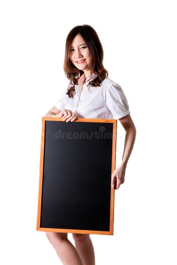 Jovem mulher que sustenta uma placa preta fotografia de stock Jovem mulher que sustenta uma placa preta fotografia de stock