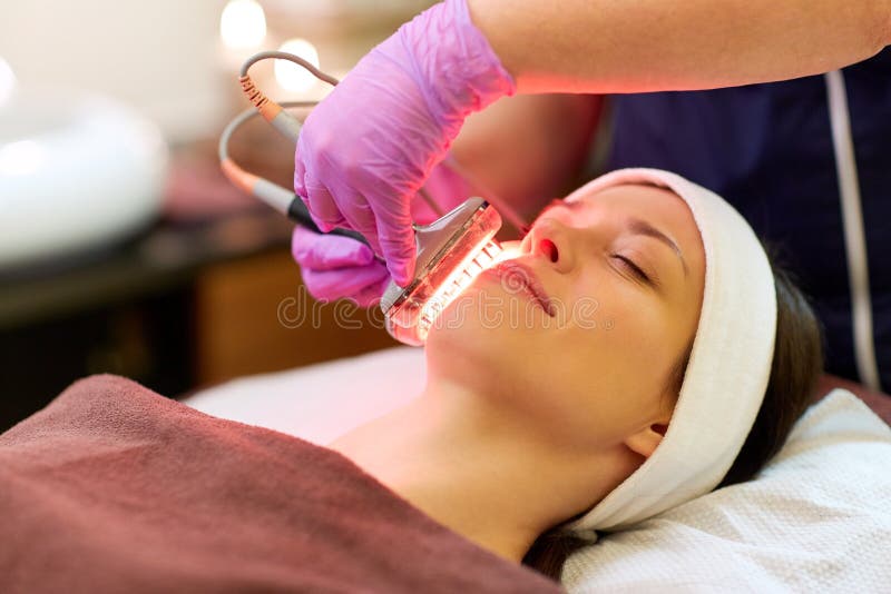 Jovem mulher que tem o microdermabrasion da cara em termas fotos de stock royalty free Jovem mulher que tem o microdermabrasion da cara em termas fotos de stock royalty free