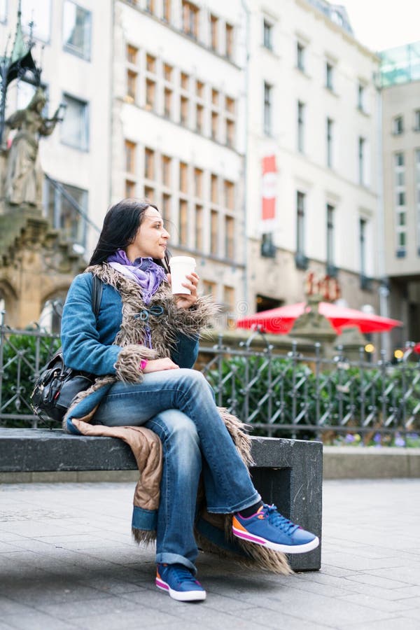 Jovem mulher que tem uma xícara de café imagens de stock royalty free