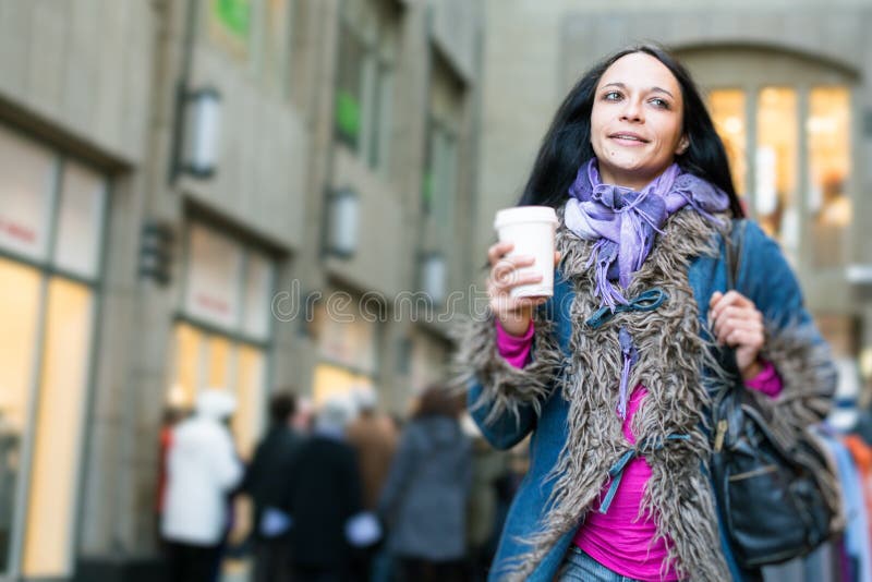 Jovem mulher que tem uma xícara de café imagem de stock royalty free