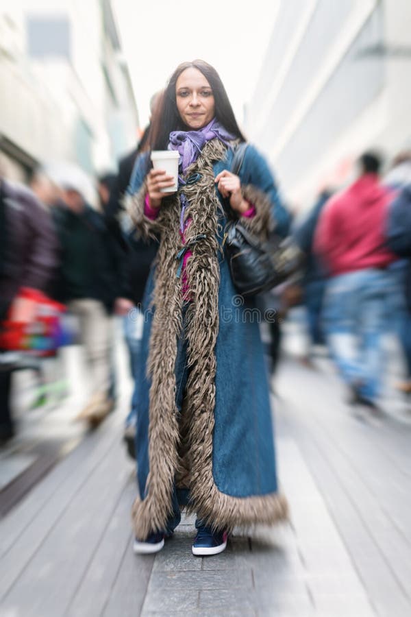 Jovem mulher que tem uma xícara de café foto de stock