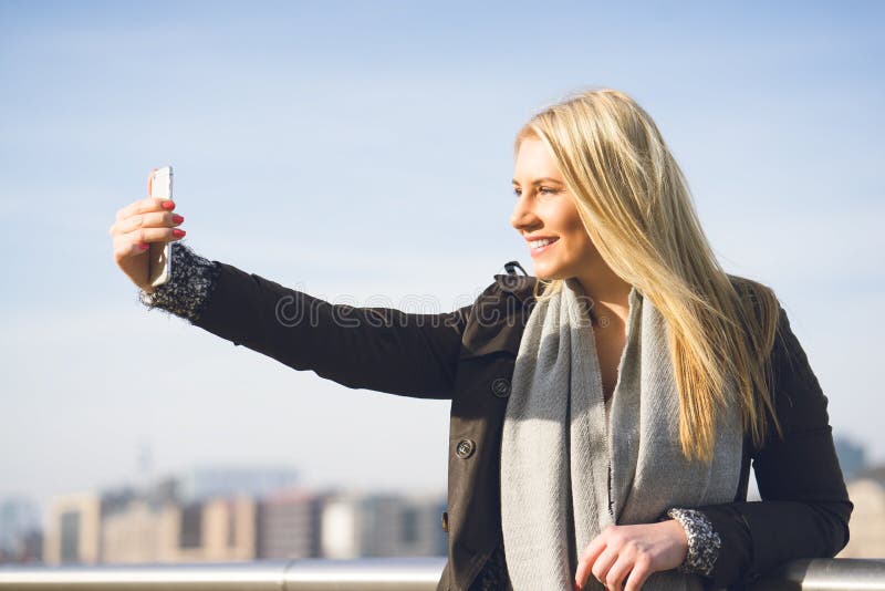 Jovem mulher que toma um selfie imagens de stock Jovem mulher que toma um selfie imagens de stock