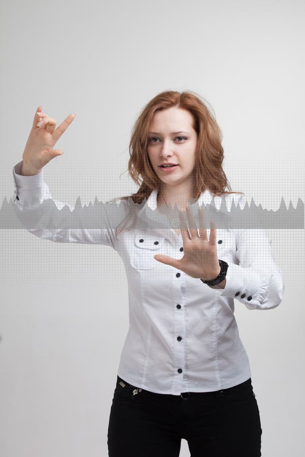 Jovem mulher que trabalha com carta do gráfico Tecnologias futuras para o negócio, conceito do mercado de valores de ação foto de stock Jovem mulher que trabalha com carta do gráfico Tecnologias futuras para o negócio, conceito do mercado de valores de ação foto de stock