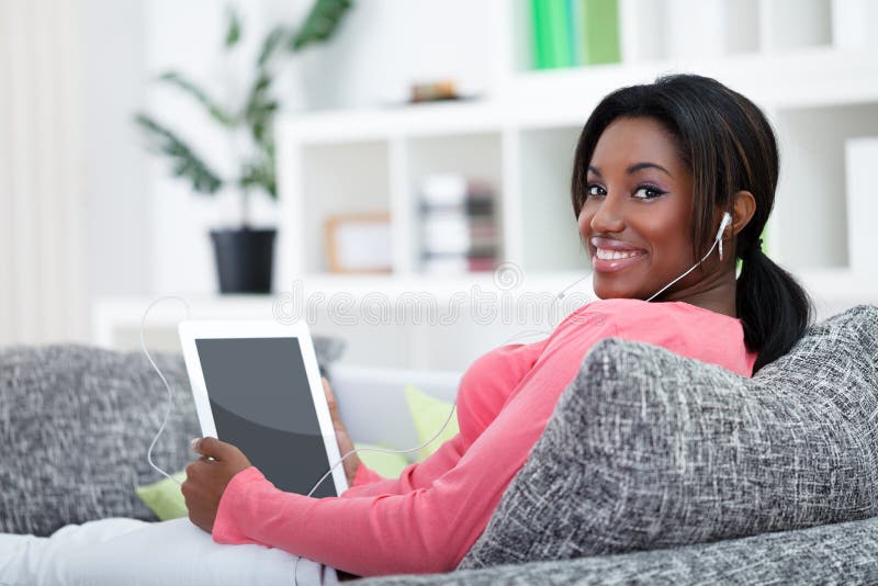 Jovem mulher que usa o computador da tabuleta imagem de stock Jovem mulher que usa o computador da tabuleta imagem de stock