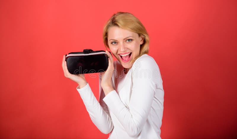Jovem mulher que usa uns auriculares da realidade virtual com linhas conceptuais da rede Mulher que usa auriculares da realidade fotos de stock royalty free Jovem mulher que usa uns auriculares da realidade virtual com linhas conceptuais da rede Mulher que usa auriculares da realidade fotos de stock royalty free