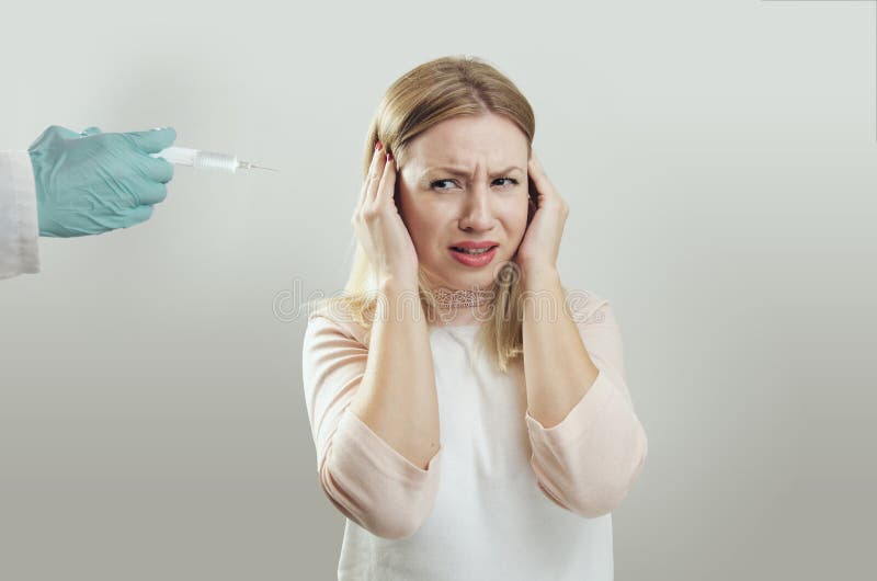 Jovem mulher receosa das agulhas imagens de stock royalty free Jovem mulher receosa das agulhas imagens de stock royalty free