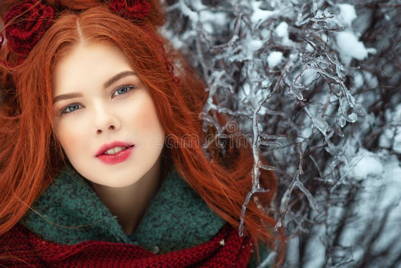 Jovem mulher ruivo bonita com pele perfeita e para compor o levantamento no fundo nevado e gelado foto de stock royalty free Jovem mulher ruivo bonita com pele perfeita e para compor o levantamento no fundo nevado e gelado foto de stock royalty free