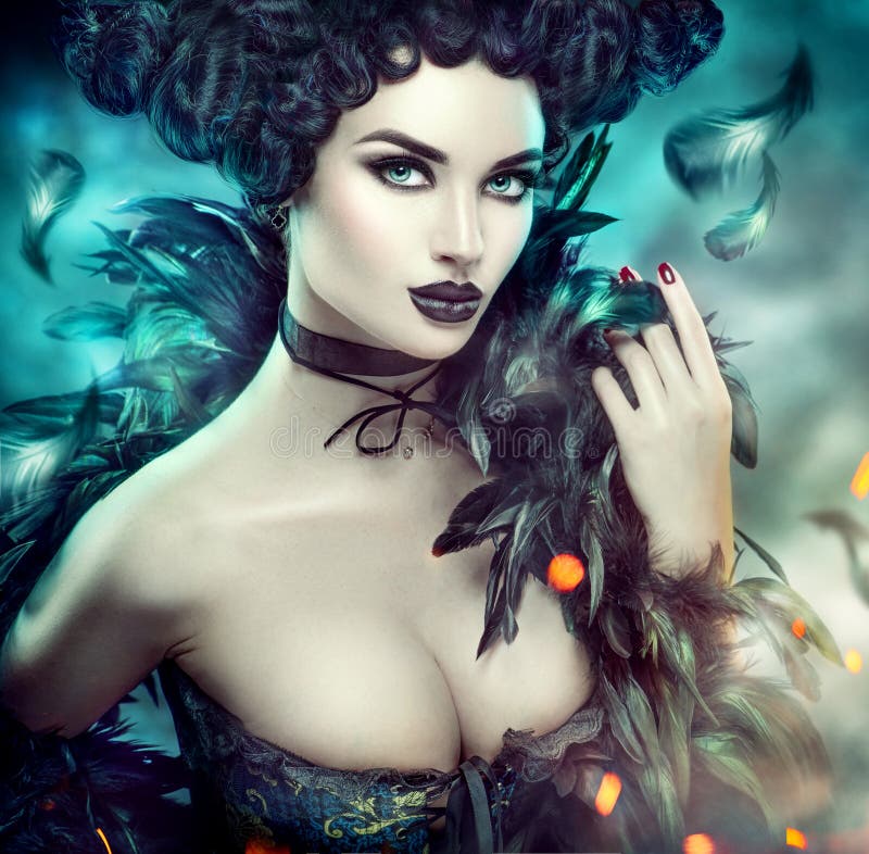 Jovem mulher 'sexy' gótico Halloween Menina modelo bonita com composição da fantasia no traje do goth com penas pretas