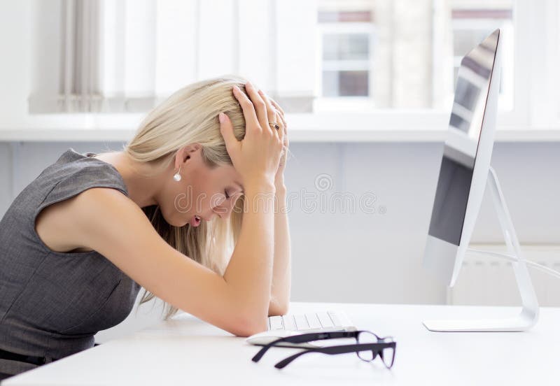Jovem mulher sobrecarregado e frustrante na frente do computador
