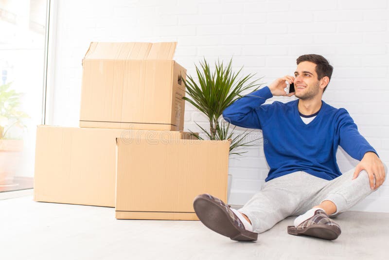 Jovem no apartamento com mudança imagem de stock royalty free