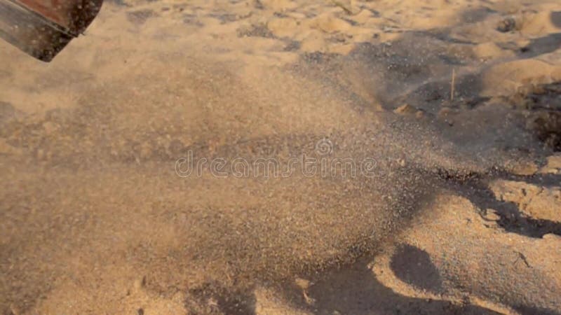 Jovem pé feminino em um lugar para cima bota chutando uma pilha de areia lentamente ensolarado dia na praia câmera lenta fechar ví