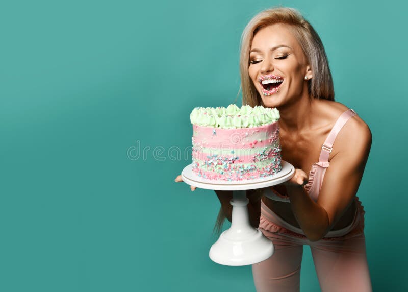 Foto de Feminino Adulto Mostrando Seu Bolo De Aniversário e mais fotos de  stock de 30-34 Anos - 30-34 Anos, Adulto, Adulto de idade mediana - iStock