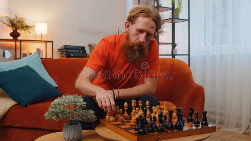 Jovem Ruivo Focado Jogando Xadrez Jogando Jogo De Tabuleiro De