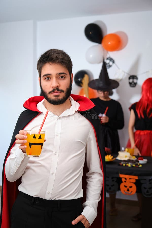 Homem Na Fantasia De Vampiro Rei Halloween Foto de Stock - Imagem de  arrepiante, caucasiano: 231325762