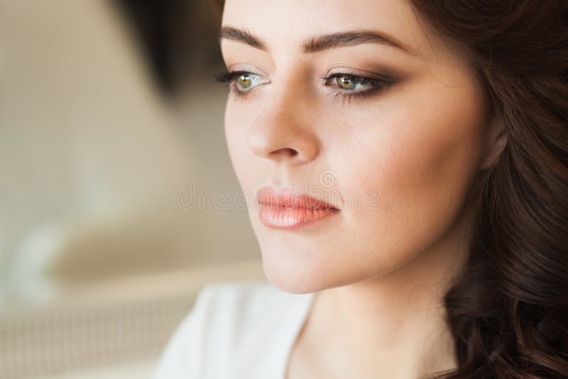 A jovem senhora bonita com delicado compõe foto de stock A jovem senhora bonita com delicado compõe foto de stock