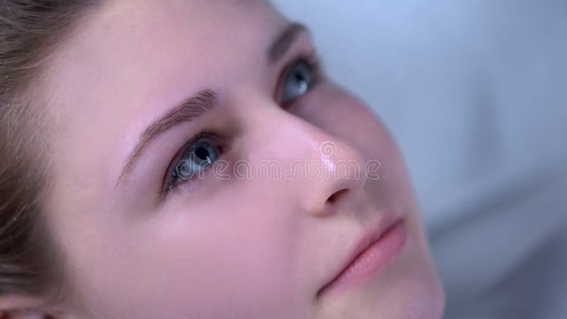 Jovem senhora bonita que aprecia o resultado após o procedimento da beleza da extensão da pestana imagem de stock Jovem senhora bonita que aprecia o resultado após o procedimento da beleza da extensão da pestana imagem de stock