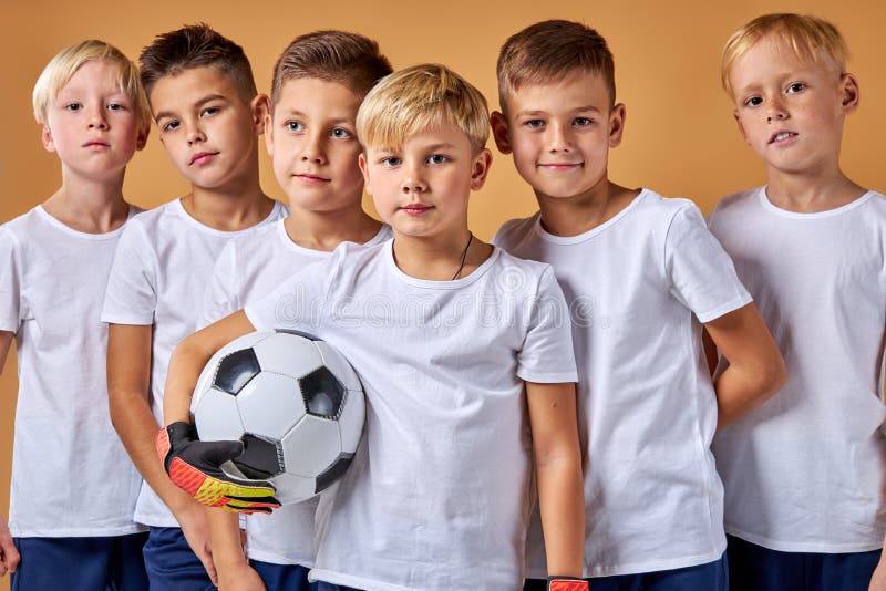 Dois Jogadores De Futebol De 10 Anos Começando O Jogo De Futebol Foto de  Stock - Imagem de fundo, tiro: 207250990