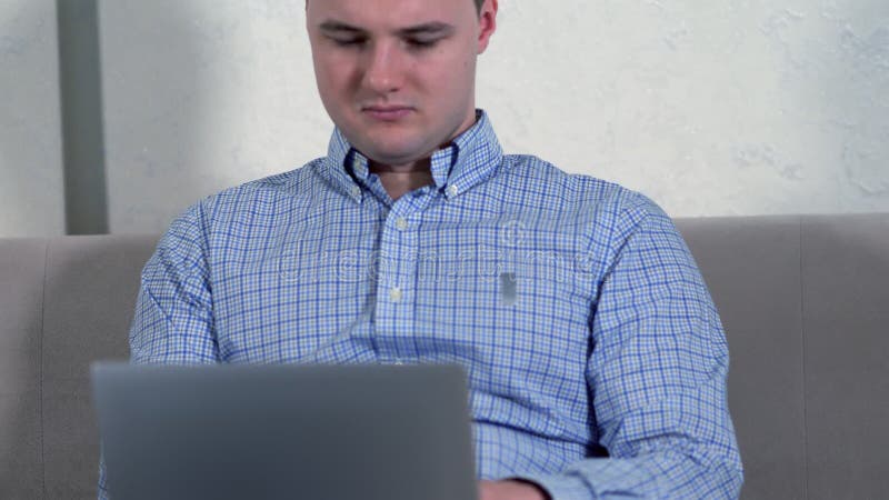 Jovem usando um laptop no colo