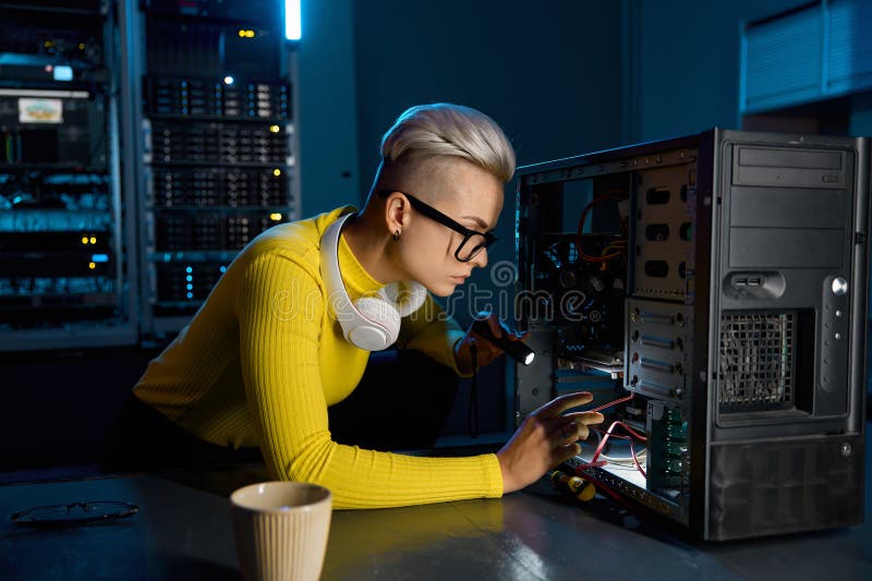Joven adolescente hipster técnico reparando pieza de ordenador en el centro de datos fotografía de archivo libre de regalías