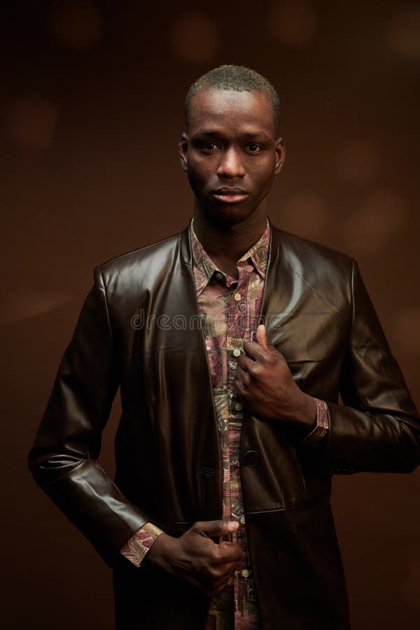 Joven africano con elegante chaqueta imagen de archivo