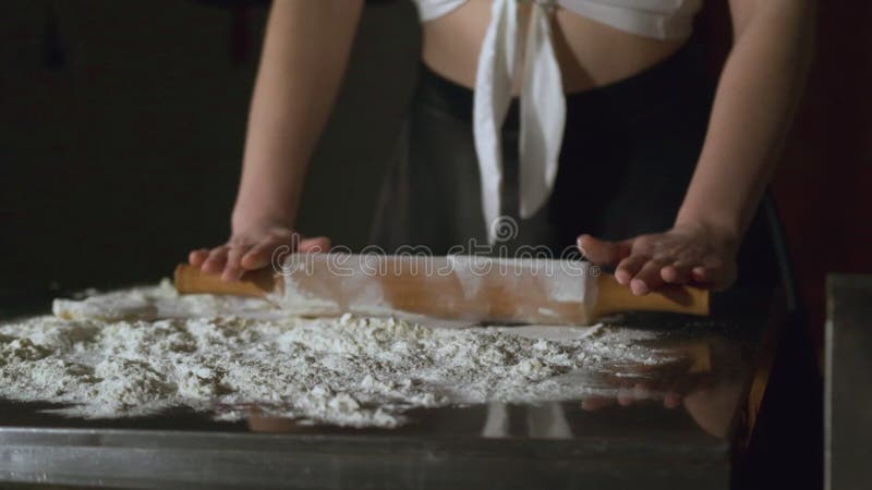 Joven atractiva mujer adulta amasando masa en harina sobre la mesa. sexy jengibre pelirrojo mujer con calcetines de rodilla sexy n almacen de video
