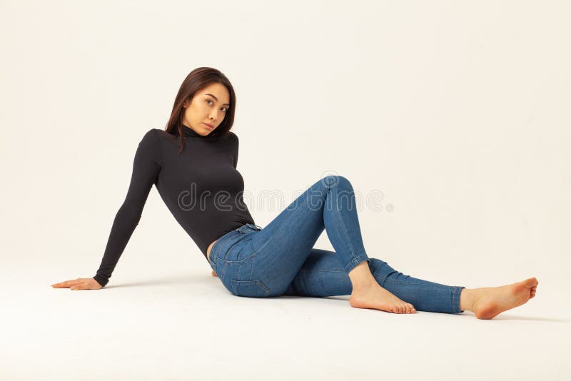 Joven Atractiva Mujer Con Camisa Negra Y Jeans de archivo Imagen de manera, encanto: 210354130