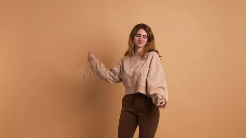Joven bailando alegremente frente a la cámara metrajes